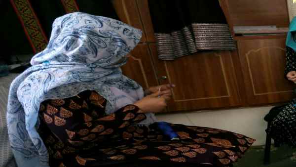 बेटी करने आती थी सेवा बेटी करने आती थी सेवा