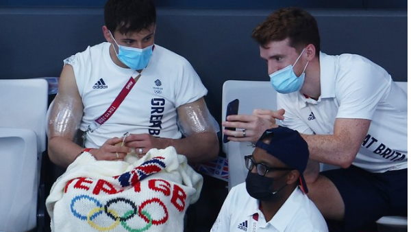 गोल्ड मेडल रखने के लिए भी एक कवर बुना गोल्ड मेडल रखने के लिए भी एक कवर बुना