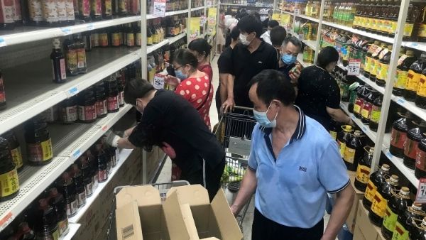 वुहान में डॉकडाउन की आहट से डरे लोग वुहान में डॉकडाउन की आहट से डरे लोग