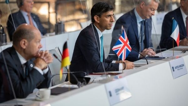 गीता पर हाथ रखकर शपथ