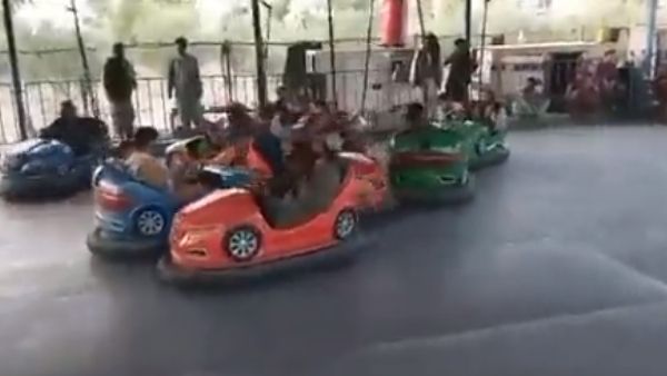 पार्क में खिलौना गाड़ी चलाते तालिबानी