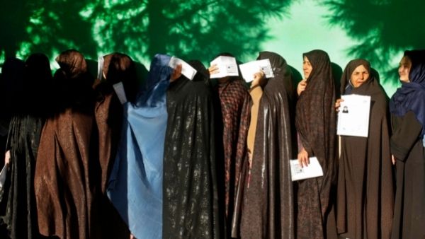 नेल पॉलिस लगाने पर सजा