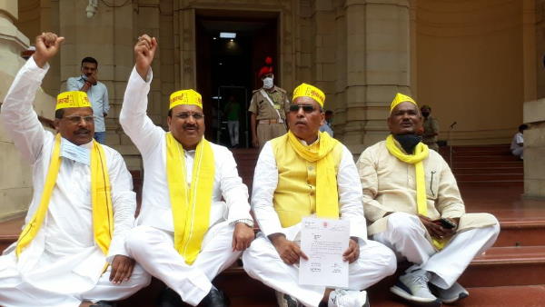 Ruckus of opposition in legislative assembly of UP on inflation Ruckus of opposition in legislative assembly of UP on inflation