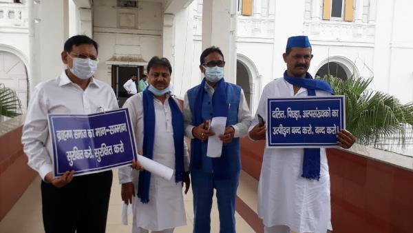 Ruckus of opposition in legislative assembly of UP on inflation Ruckus of opposition in legislative assembly of UP on inflation