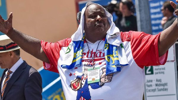 ट्रांसपैरेंट मग में डाला सोडा