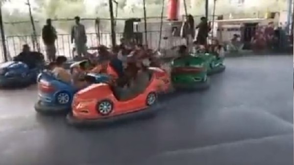 बच्चों के पार्क में झूला झूलते आए नजर