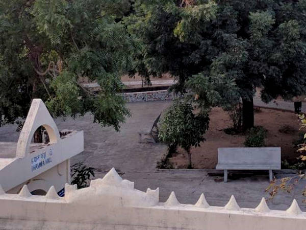 क्या है विपश्यना साधना केंद्र?