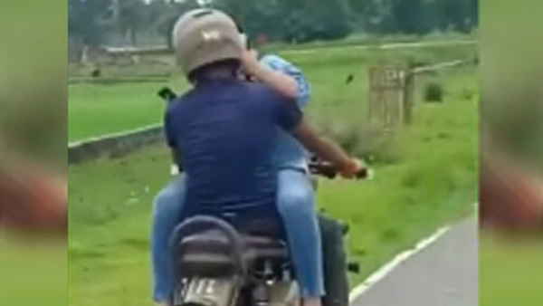 प्रेमिका को बुलेट की टंकी पर बैठाकर की ऐसी गंदी हरकत