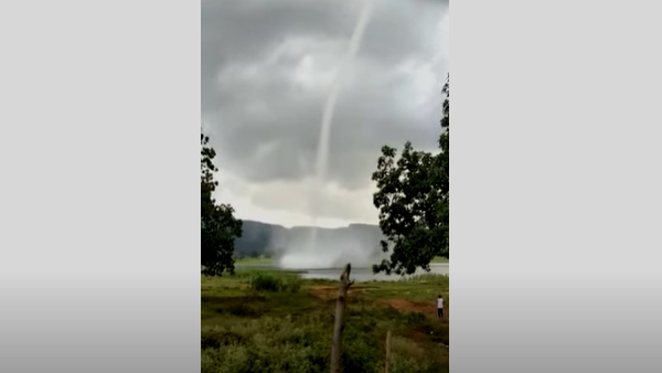 वाटर स्पाउट के नाम से जानते हैं इसे 