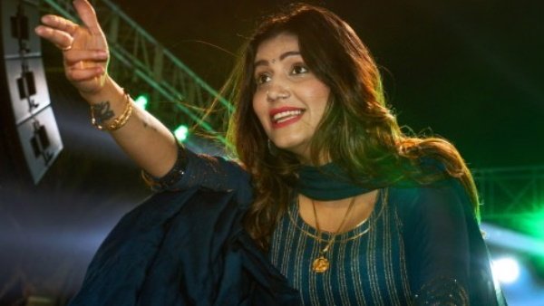 डिजाइनर ने कपड़े देने से मना कर दिया डिजाइनर ने कपड़े देने से मना कर दिया