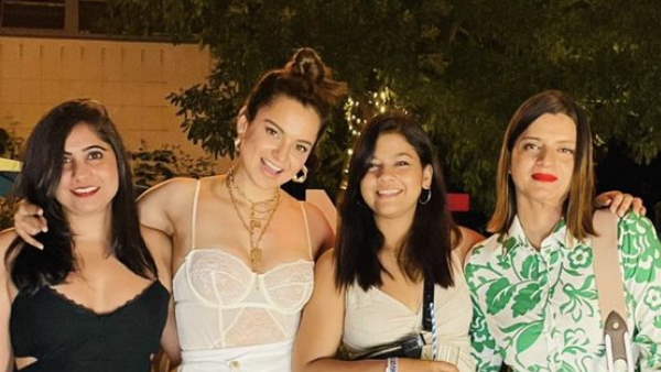 ट्रोलर्स बोले- दूसरो को संस्कार और खुद की ड्रेस में सब आरपार