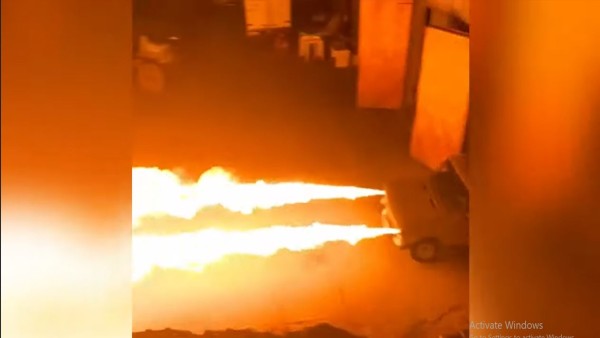 यूजर्स दे रहे हैं अलग अलग प्रतिक्रियाएं