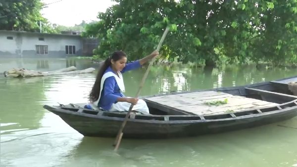 बाढ़ में नाव से स्कूल जाती 11वीं की छात्रा संध्या 