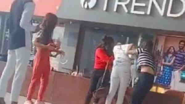 शख्स ने बीच-बचाव कर मामले को शांत कराया