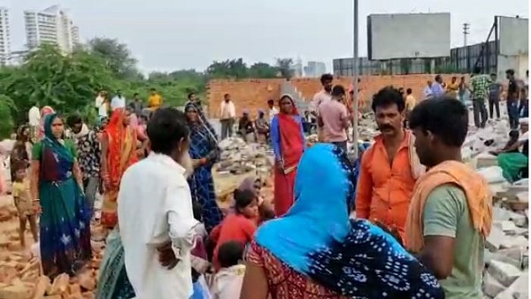 Gurugram: Bulldozer walked on Poor house, Hundred of people became homeless due to the willfulness of the municipal officer Gurugram: Bulldozer walked on Poor house, Hundred of people became homeless due to the willfulness of the municipal officer
