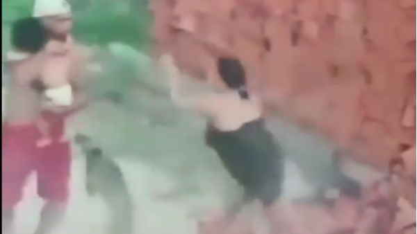 दीवार गिरने के बाद दिखा ये नज़ारा 