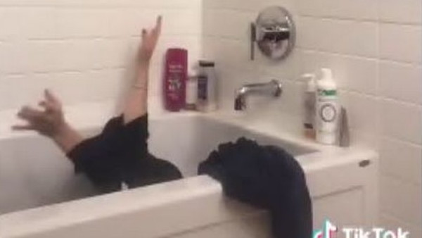 कपड़ा उतारने के चक्कर में बाथटब में गिरी महिला