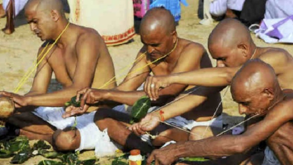 तर्पण करते हुए निम्निलिखित मंत्रों का जाप करना चाहिए