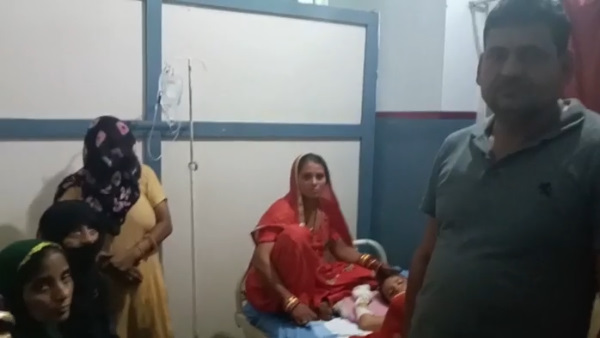 चौक में एक ट्रांसफॉर्मर लगा हुआ