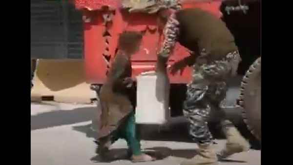 एक गठरी के बदले मिलते हैं 1,000 पाकिस्तानी रुपये 