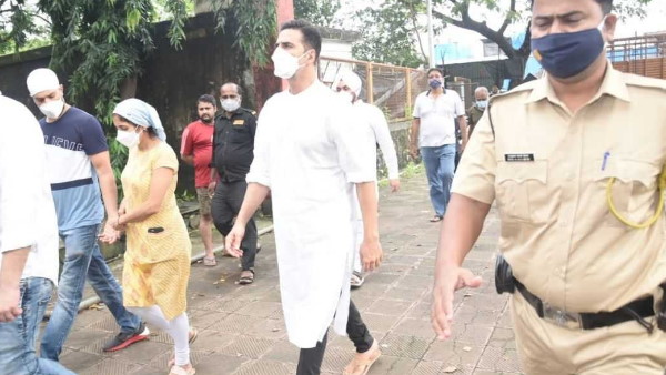 मां के अंतिम संस्कार के बाद राय के दुख में शामिल होने पहुंचे अक्षय 