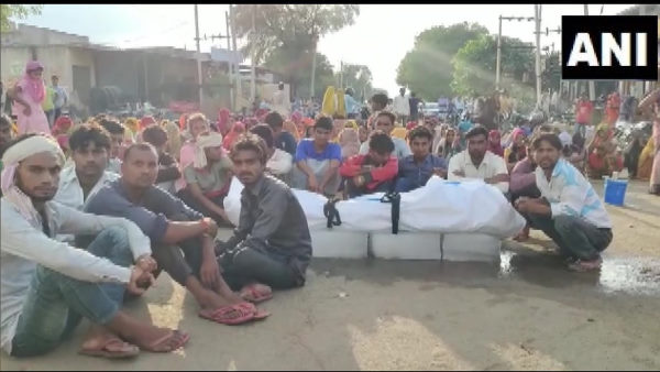 योगेश का शव सड़क पर रखकर जाम लगा दिया