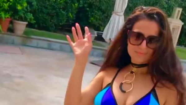 ब्लू कलर के टू-पीस पहनकर इंटरनेट पर मचाया तहलका 