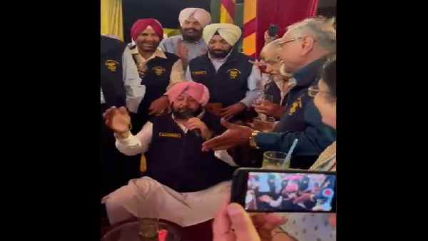 एनडीए के बैचमेट के साथ खूब जम रही है महफिल एनडीए के बैचमेट के साथ खूब जम रही है महफिल