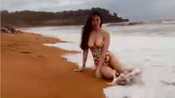 'गोवा वाले बीच' गाने पर कर रही इंज्वाय