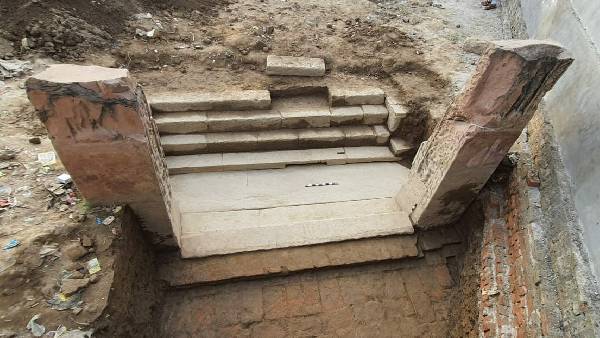 मंदिर के प्रवेश द्वार का हिस्सा