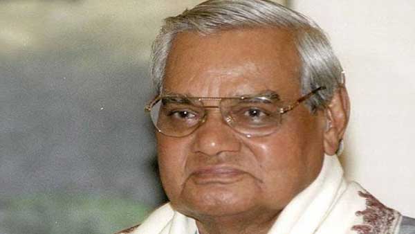 जब इंदिरा गांधी के घर पहुंचे अटल बिहारी वाजपेयी