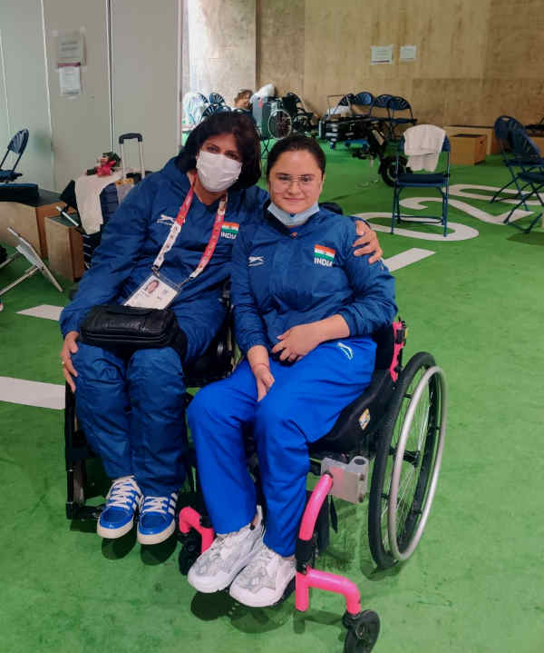 अमेरिका से मंगवाई व्हीलचेयर अमेरिका से मंगवाई व्हीलचेयर