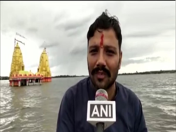 श्रद्धालु नावों पर बैठकर आ रहे हैं