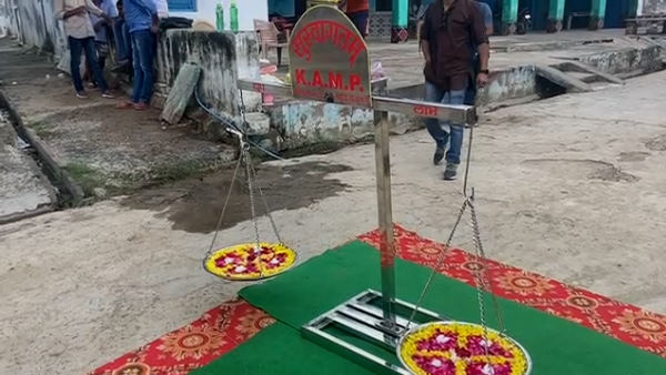 रास्ते में फूल माला, तुलादान, पैरों की छाप 