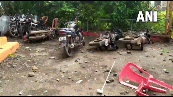 देखते ही देखते लोग बेकाबू हो गए देखते ही देखते लोग बेकाबू हो गए