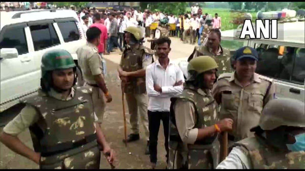 बिस्टान पुलिस थाने के सामने एकत्रित हुए बिस्टान पुलिस थाने के सामने एकत्रित हुए