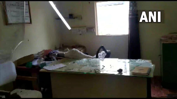 12 लोगों को पकड़ा गया था 12 लोगों को पकड़ा गया था