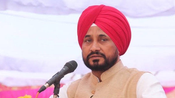 'आंदोलन करने वाले किसानों के साथ हम मजबूती से खड़े हैं'