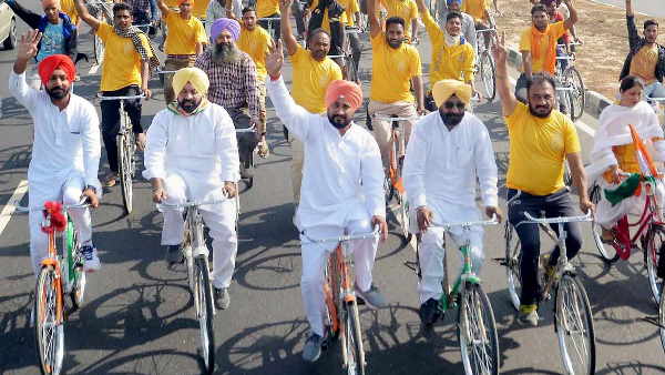 अपनी गाड़ी खुद ड्राइव करते हैं चन्नी