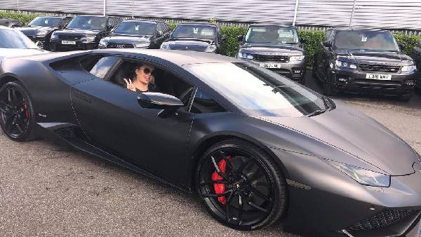 सपनों की कार लेम्बोर्गिनी में करती हैं सफर