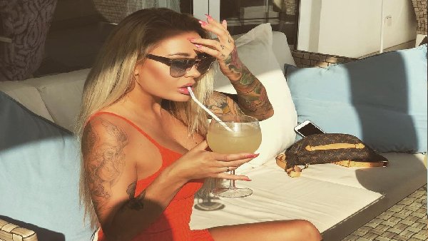 खुद की एडल्ट स्ब्स्क्रिप्शन साइट खोली 