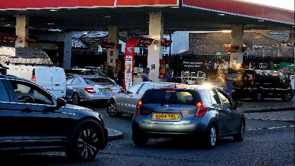 यूके में 90 फीसदी पेट्रोल पंप सूखे