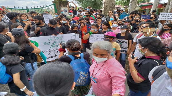 मौली बांधकर ले चुके हैं संकल्प