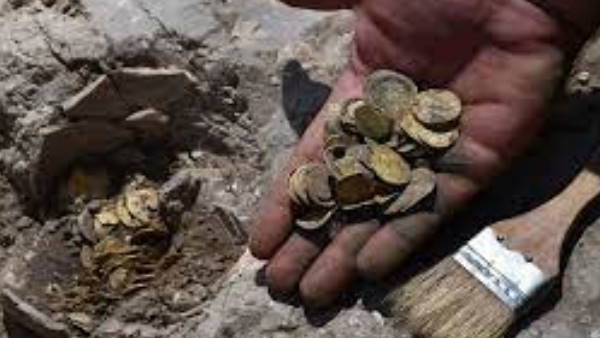 सोने-चांदी सहित 40 सिक्के मिले