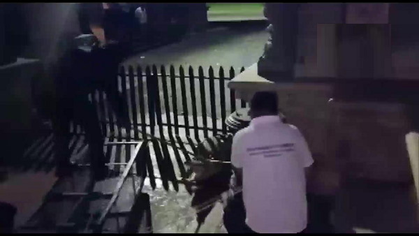 पटरी पर दर्द से कराह रहा था मगरमच्छ