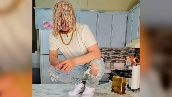 सिर के बाल हटवाये