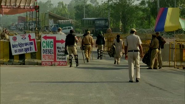 बॉर्डर को बैरिकेड्स लगाकर बंद कर दिया गया 