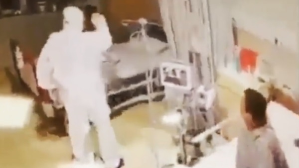 डॉक्टर को देख महिला की निकली चीख