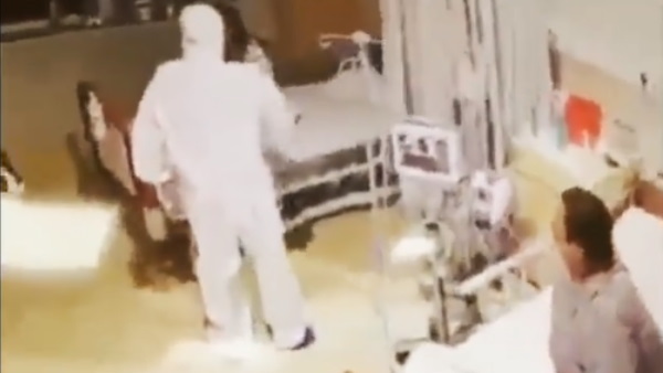 सो रही थी महिला मरीज