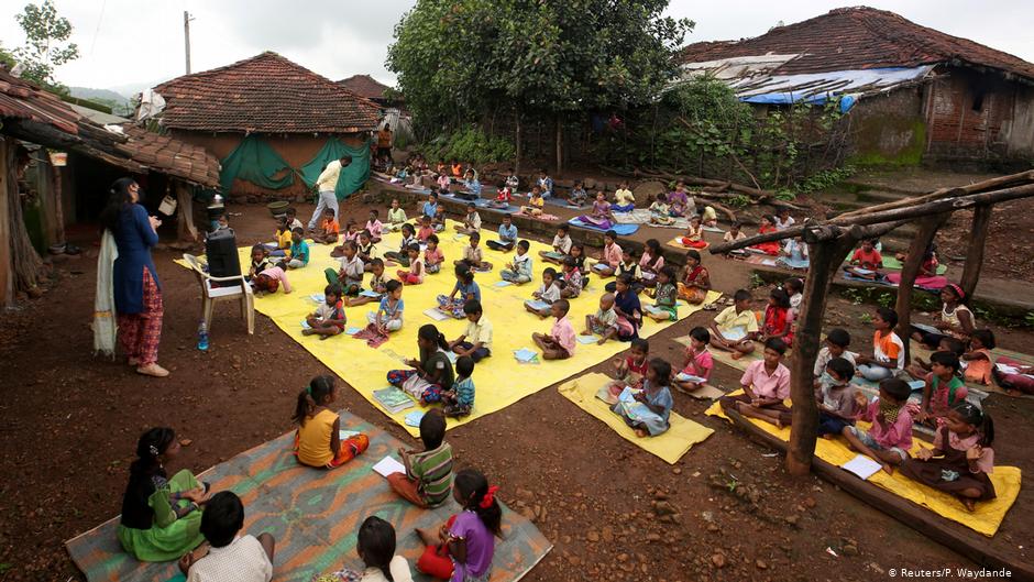 महाराष्ट्र के एक गांव में स्कूल के सबक खुले में लाउडस्पीकर पर सुनते बच्चे महाराष्ट्र के एक गांव में स्कूल के सबक खुले में लाउडस्पीकर पर सुनते बच्चे